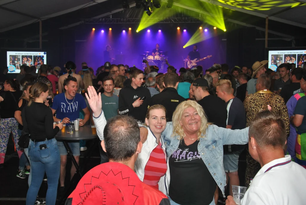 Volle feesttent tijdens de feestavond